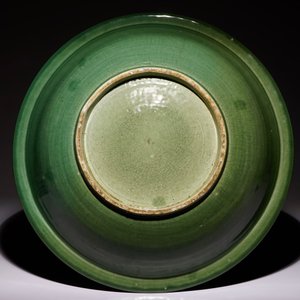 Een grote Chinese donkere celadon schotel met "Twin fish" decor, 20e eeuw — foto 2