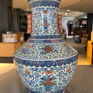Een grote Chinese doucai 'hu' vaas, Qianlong merk, 19e eeuw — foto 12