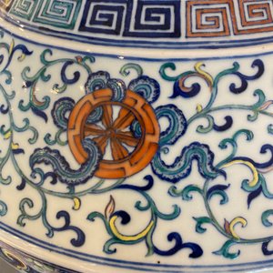 Een grote Chinese doucai 'hu' vaas, Qianlong merk, 19e eeuw — foto 17
