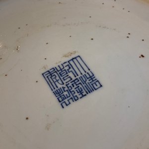 Een grote Chinese doucai 'hu' vaas, Qianlong merk, 19e eeuw — foto 27
