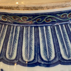 Een grote Chinese doucai 'hu' vaas, Qianlong merk, 19e eeuw — foto 30