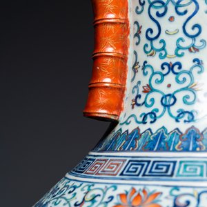 Een grote Chinese doucai 'hu' vaas, Qianlong merk, 19e eeuw — foto 9