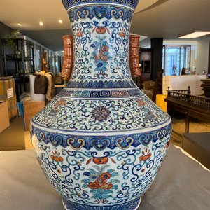 Een grote Chinese doucai 'hu' vaas, Qianlong merk, 19e eeuw — foto 10
