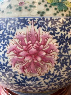 Een grote Chinese doucai-rose 'hu' vaas met vlinders en vogels, Qianlong merk maar wellicht later — foto 11