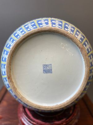 Een grote Chinese doucai-rose 'hu' vaas met vlinders en vogels, Qianlong merk maar wellicht later — foto 15