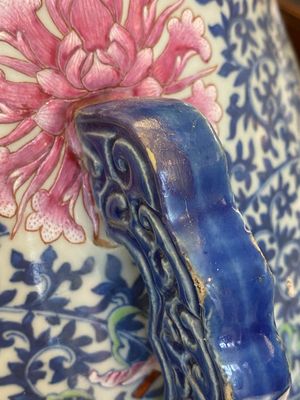 Een grote Chinese doucai-rose 'hu' vaas met vlinders en vogels, Qianlong merk maar wellicht later — foto 24