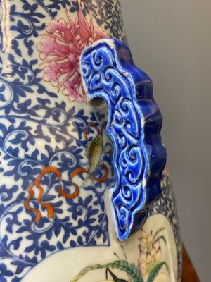Een grote Chinese doucai-rose 'hu' vaas met vlinders en vogels, Qianlong merk maar wellicht later — foto 7