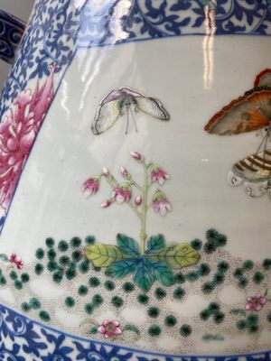 Een grote Chinese doucai-rose 'hu' vaas met vlinders en vogels, Qianlong merk maar wellicht later — foto 9