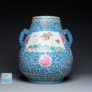 Een grote Chinese doucai-rose 'hu' vaas met vlinders en vogels, Qianlong merk maar wellicht later — foto 1