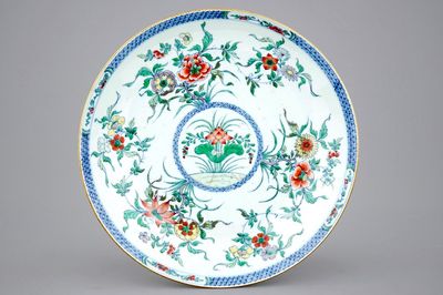 Een grote Chinese doucai schotel met floraal decor, Kangxi