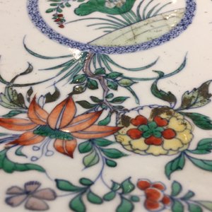 Een grote Chinese doucai schotel met floraal decor, Kangxi — foto 3