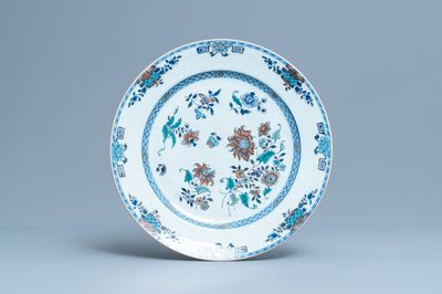 Een grote Chinese doucai schotel met floraal decor, Qianlong