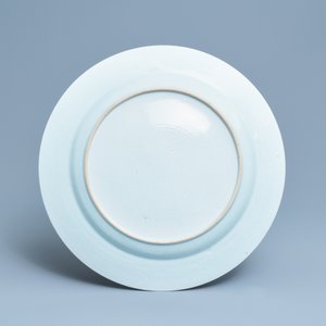 Een grote Chinese doucai schotel met floraal decor, Qianlong — foto 2