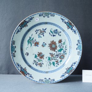 Een grote Chinese doucai schotel met floraal decor, Qianlong — foto 3