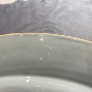 Een grote Chinese doucai schotel met floraal decor, Qianlong — foto 5