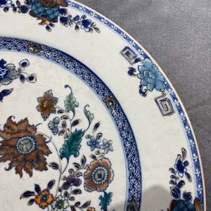 Een grote Chinese doucai schotel met floraal decor, Qianlong — foto 8