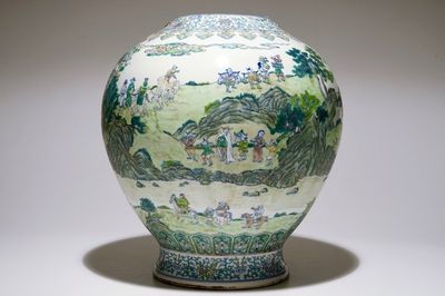 Een grote Chinese doucai vaas, Qianlong merk, 19/20e eeuw