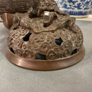 Een grote Chinese driepotige bronzen wierookbrander met draken als handgrepen, Xuande merk, 18/19e eeuw — foto 12