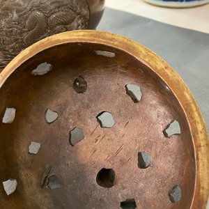 Een grote Chinese driepotige bronzen wierookbrander met draken als handgrepen, Xuande merk, 18/19e eeuw — foto 15