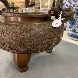 Een grote Chinese driepotige bronzen wierookbrander met draken als handgrepen, Xuande merk, 18/19e eeuw — foto 17