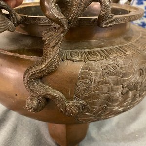 Een grote Chinese driepotige bronzen wierookbrander met draken als handgrepen, Xuande merk, 18/19e eeuw — foto 23