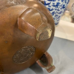 Een grote Chinese driepotige bronzen wierookbrander met draken als handgrepen, Xuande merk, 18/19e eeuw — foto 26