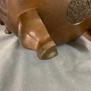 Een grote Chinese driepotige bronzen wierookbrander met draken als handgrepen, Xuande merk, 18/19e eeuw — foto 27