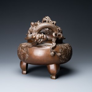 Een grote Chinese driepotige bronzen wierookbrander met draken als handgrepen, Xuande merk, 18/19e eeuw — foto 3