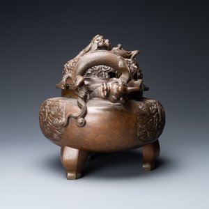 Een grote Chinese driepotige bronzen wierookbrander met draken als handgrepen, Xuande merk, 18/19e eeuw — foto 5