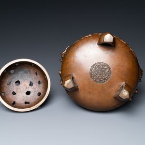 Een grote Chinese driepotige bronzen wierookbrander met draken als handgrepen, Xuande merk, 18/19e eeuw — foto 7