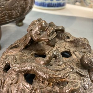 Een grote Chinese driepotige bronzen wierookbrander met draken als handgrepen, Xuande merk, 18/19e eeuw — foto 8