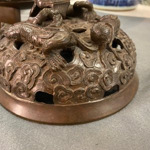 Een grote Chinese driepotige bronzen wierookbrander met draken als handgrepen, Xuande merk, 18/19e eeuw — foto 10
