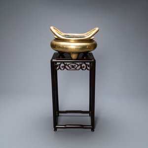 Een grote Chinese driepotige bronzen wierookbrander, Xuande merk en inscriptie, 17/18e eeuw — foto 1