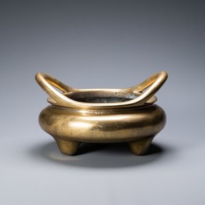 Een grote Chinese driepotige bronzen wierookbrander, Xuande merk en inscriptie, 17/18e eeuw — foto 2