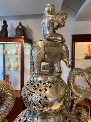 Een grote Chinese driepotige zilveren wierookbrander, Shanghai Xinfengxiang 上海新鳳祥 merk, gedateerd 1925 — foto 13