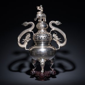 Een grote Chinese driepotige zilveren wierookbrander, Shanghai Xinfengxiang 上海新鳳祥 merk, gedateerd 1925 — foto 2