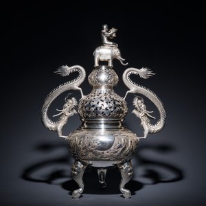 Een grote Chinese driepotige zilveren wierookbrander, Shanghai Xinfengxiang 上海新鳳祥 merk, gedateerd 1925 — foto 3