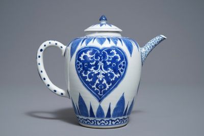 Een grote Chinese ei-vormige blauwwitte theepot, Kangxi