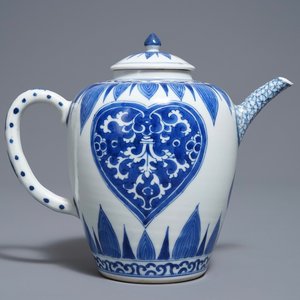 Een grote Chinese ei-vormige blauwwitte theepot, Kangxi — foto 1