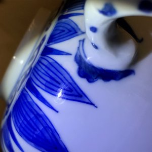 Een grote Chinese ei-vormige blauwwitte theepot, Kangxi — foto 15