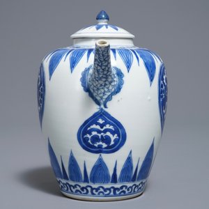 Een grote Chinese ei-vormige blauwwitte theepot, Kangxi — foto 2