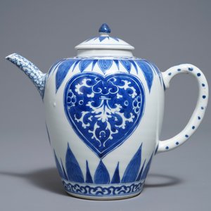 Een grote Chinese ei-vormige blauwwitte theepot, Kangxi — foto 3