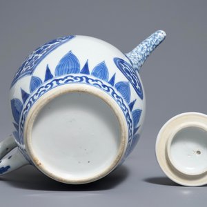 Een grote Chinese ei-vormige blauwwitte theepot, Kangxi — foto 6