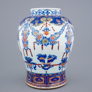 Een grote Chinese export porseleinen Imari stijl balustervaas, 18e eeuw — foto 1