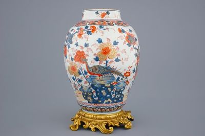Een grote Chinese export porseleinen Imari stijl vaas op verguld bronzen voet, 18e eeuw