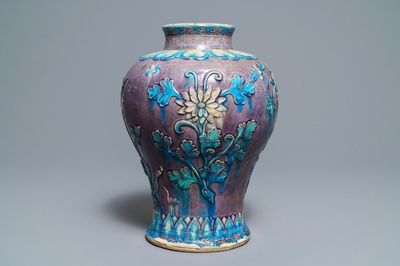 Een grote Chinese fahua meiping vaas met floraal decor, Ming