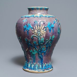 Een grote Chinese fahua meiping vaas met floraal decor, Ming — foto 1