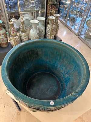 Een grote Chinese Fahua vissenkom met reliëfdecor van vogels en herten tussen bloesemtakken, Ming — foto 11