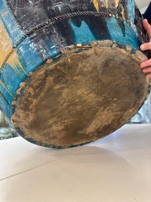 Een grote Chinese Fahua vissenkom met reliëfdecor van vogels en herten tussen bloesemtakken, Ming — foto 12