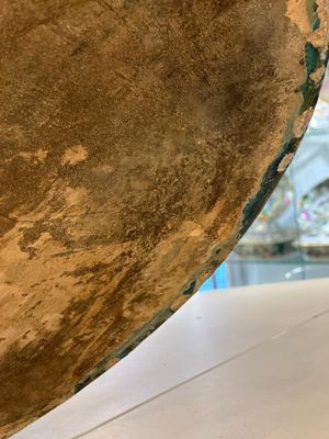 Een grote Chinese Fahua vissenkom met reliëfdecor van vogels en herten tussen bloesemtakken, Ming — foto 14